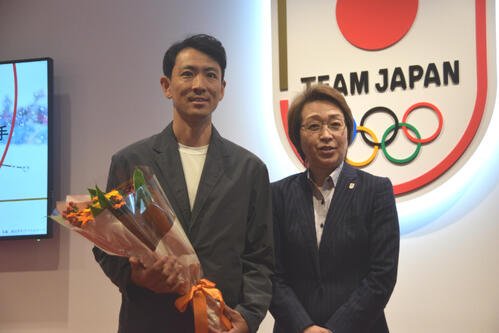 表敬訪問した渡部さん(左)と迎えた日本オリンピック委員会の橋本会長
