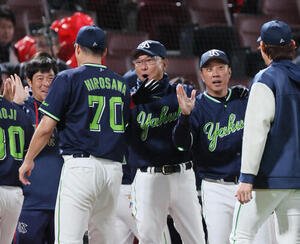 広島対ヤクルト　広島に連勝したヤクルトナインを迎える池山隆寛監督(撮影･加藤孝規)