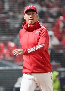広島対ヤクルト　8回裏終了時、交代を告げる新井貴浩監督(撮影･加藤孝規)