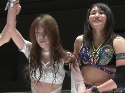 勝ち名乗りを受ける鹿島沙希(左)と朱里(スターダム公式YouTubeから)