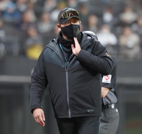 日本ハム対楽天　投手交代を告げる新庄剛志監督(撮影･黒川智章)