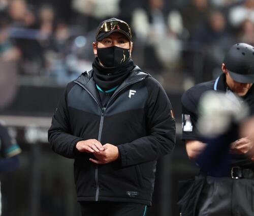 日本ハム対楽天　選手交代を告げる新庄剛志監督(撮影･黒川智章)