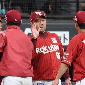 日本ハム対楽天　試合後、ナインを出迎える三木肇監督(撮影･黒川智章)