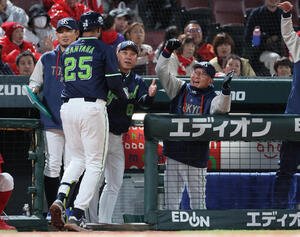 広島対ヤクルト　5回表ヤクルト2死一塁、先制右越え2点本塁打を放ったドミンゴ･サンタナを迎える池山隆寛監督撮影･加藤孝規)