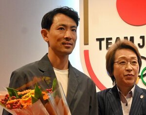 日本オリンピック委員会の橋本聖子会長(右)に、引退と6月のラストジャンプについて報告した渡部暁斗