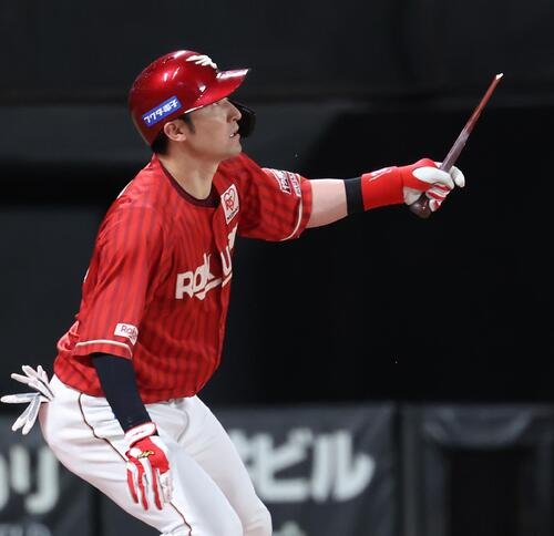 日本ハム対楽天　6回表楽天1死満塁、適時内野安打を放つ伊藤光(撮影･黒川智章)