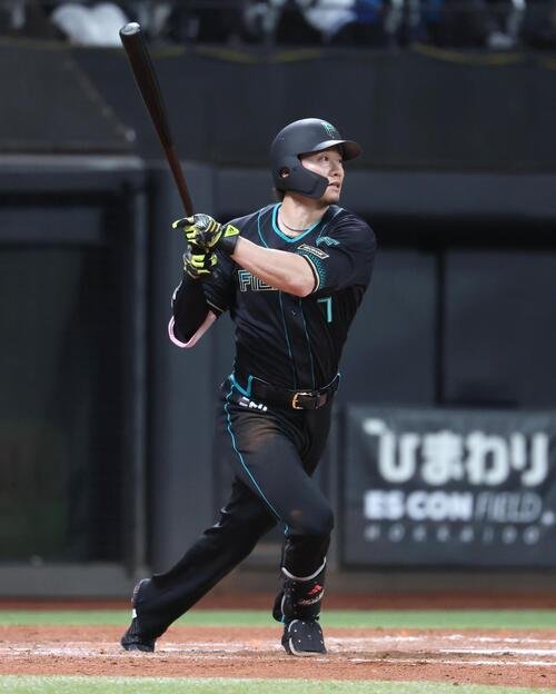 日本ハム対楽天　4回裏日本ハム無死、三塁打を放つ西川遥輝(撮影･黒川智章)