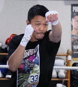 リズム感のあるシャドーボクシングを披露する中谷潤人(撮影･丹羽敏通)