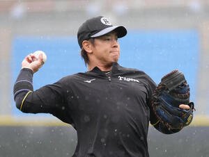 DeNA対阪神　試合が中止となった横浜スタジアムで調整する阪神梅野隆太郎(撮影･足立雅史)