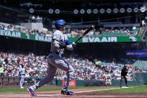 1回、一ゴロに倒れた大谷(AP)