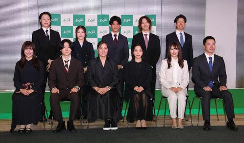 エイブルスノーアスリート表彰式で写真に納まる、前列左から深田茉莉、戸塚優斗、竹内智香、高梨沙羅、村瀬心椛、木村葵来。後列左から小林陵侑、小野光希、木俣椋真、山田琉聖、堀島行真(撮影･丹羽敏通)