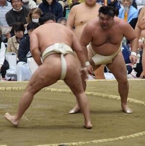 豊昇龍(左)と相撲を取る霧島(撮影･山田遼太郎)