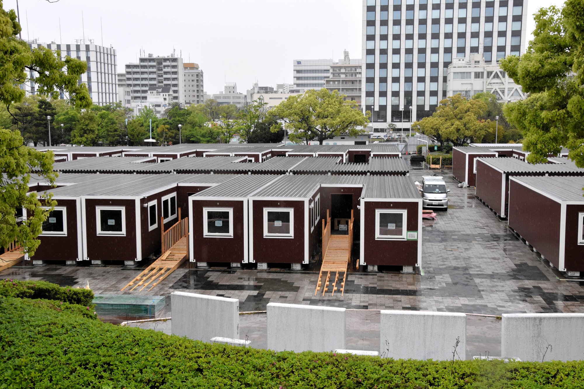 名古屋港ガーデンふ頭で設置が進む移動式宿泊施設=2026年4月23日午後0時9分、名古屋市港区、臼井昭仁撮影