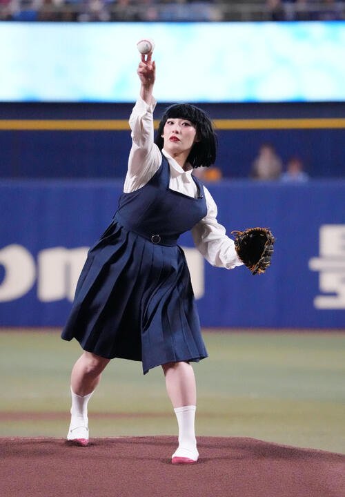 中日対ヤクルト　セレモニアルピッチを行うアバンギャルディのsono(撮影･森本幸一)