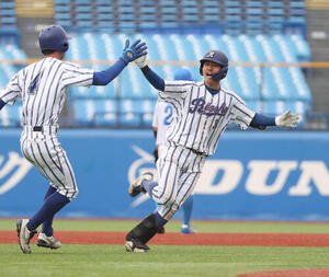 青学大対立正大　タイブレーク11回裏立正大無死満塁、藤崎凌太郎(右)はサヨナラ打を放ちナインとハイタッチする(撮影･柴田隆二)