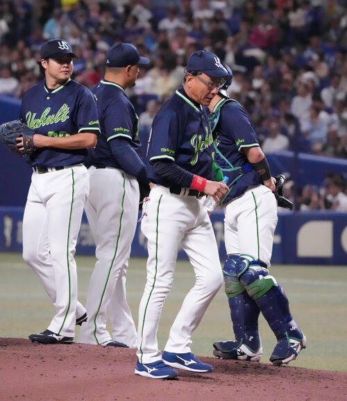 中日対ヤクルト　6回裏中日1死一塁、池山隆寛監督(右から2人目)は松本健吾に声をかけベンチへ戻る(撮影･森本幸一)