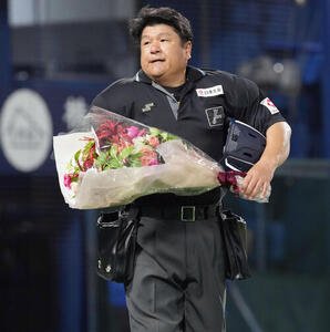 DeNA対巨人　通算2000試合出場を達成した敷田直人審判員(撮影･たえ見朱実)