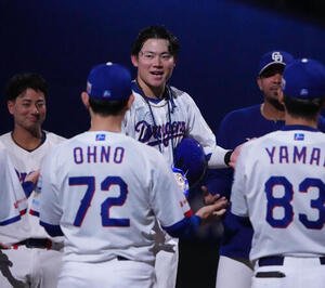 中日対ヤクルト　試合終了、円陣中央で一丁締めをする村松開人(撮影･森本幸一)