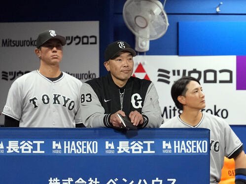 DeNA対巨人　9回裏、DeNAに同点とされた巨人阿部慎之助監督(撮影･たえ見朱実)