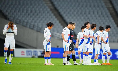 百年構想リーグJ1EAST　東京対水戸　東京に敗れ肩を落とす水戸の選手たち