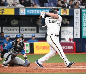 オリックス対日本ハム7回裏オリックス2死二塁、右越え2点本塁打を放つボブ･シーモア(撮影･和賀正仁)