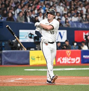 オリックス対日本ハム7回裏オリックス2死二塁、右越え2点本塁打を放ったボブ･シーモアはバットを投げる(撮影･和賀正仁)