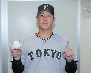 DeNA対巨人　初ヒットを放ちボールを手にする巨人皆川岳飛(代表撮影)