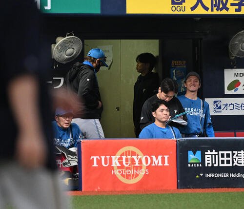 オリックス対日本ハム　オリックスに敗れ引き揚げる新庄剛志監督(撮影･和賀正仁)