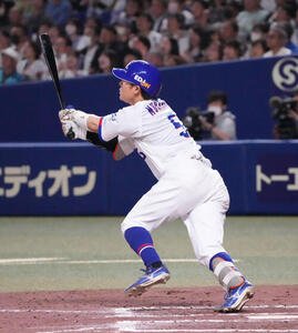 中日対ヤクルト　9回裏中日1死二、三塁、3点サヨナラ本塁打を放つ村松開人(撮影･森本幸一)