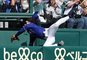 18日、邪飛を追いカメラマン席に落下する中日福永裕基