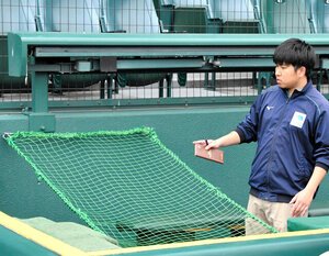 カメラ席奥に設置された転落防止ネット