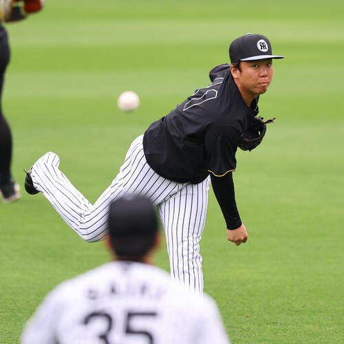 阪神村上頌樹は才木浩人とキャッチボールをする(撮影･上田博志)
