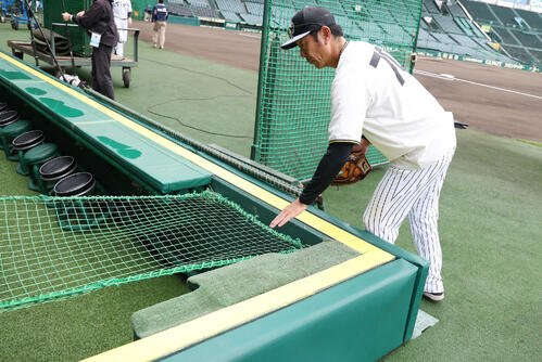 甲子園球場のカメラマン席に設置された落下防止ネットを確認する阪神田中秀太内野守備走塁コーチ(撮影･前田充)