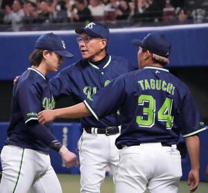 中日対ヤクルト　試合終了、池山隆寛監督(中央)はベンチ前でナインを迎える(撮影･森本幸一)