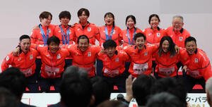 写真に納まる鍵山優真、坂本花織ら(撮影･丹羽敏通)