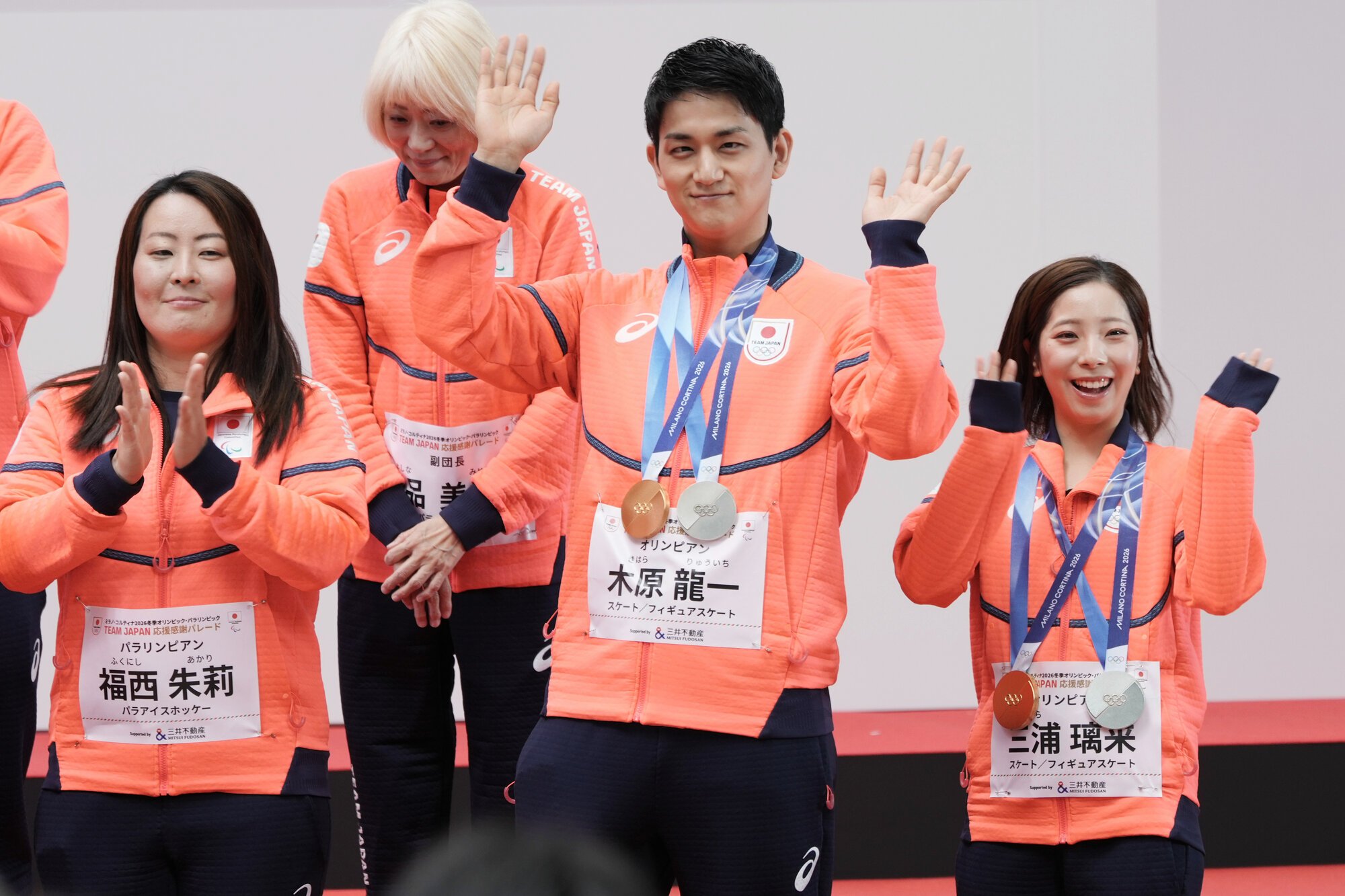 オープニングセレモニーで観客に手を振る(右端から)三浦璃来選手と木原龍一選手=2026年4月25日午前9時45分、東京･日本橋、竹花徹朗撮影