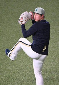オリックス対日本ハム　チームに合流しキャッチボールするオリックス吉田輝星(撮影･和賀正仁)