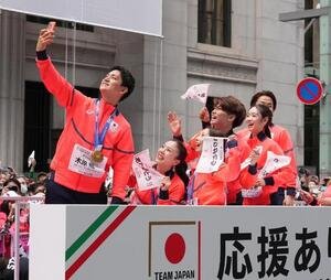 ミラノ･コルティナ冬季五輪パラリンピックのTEAM　JAPAN応援感謝パレードに臨む、左から木原龍一、吉田唄菜、三浦璃来、森田真沙也、長岡柚奈、森口澄士(撮影･小沢裕)