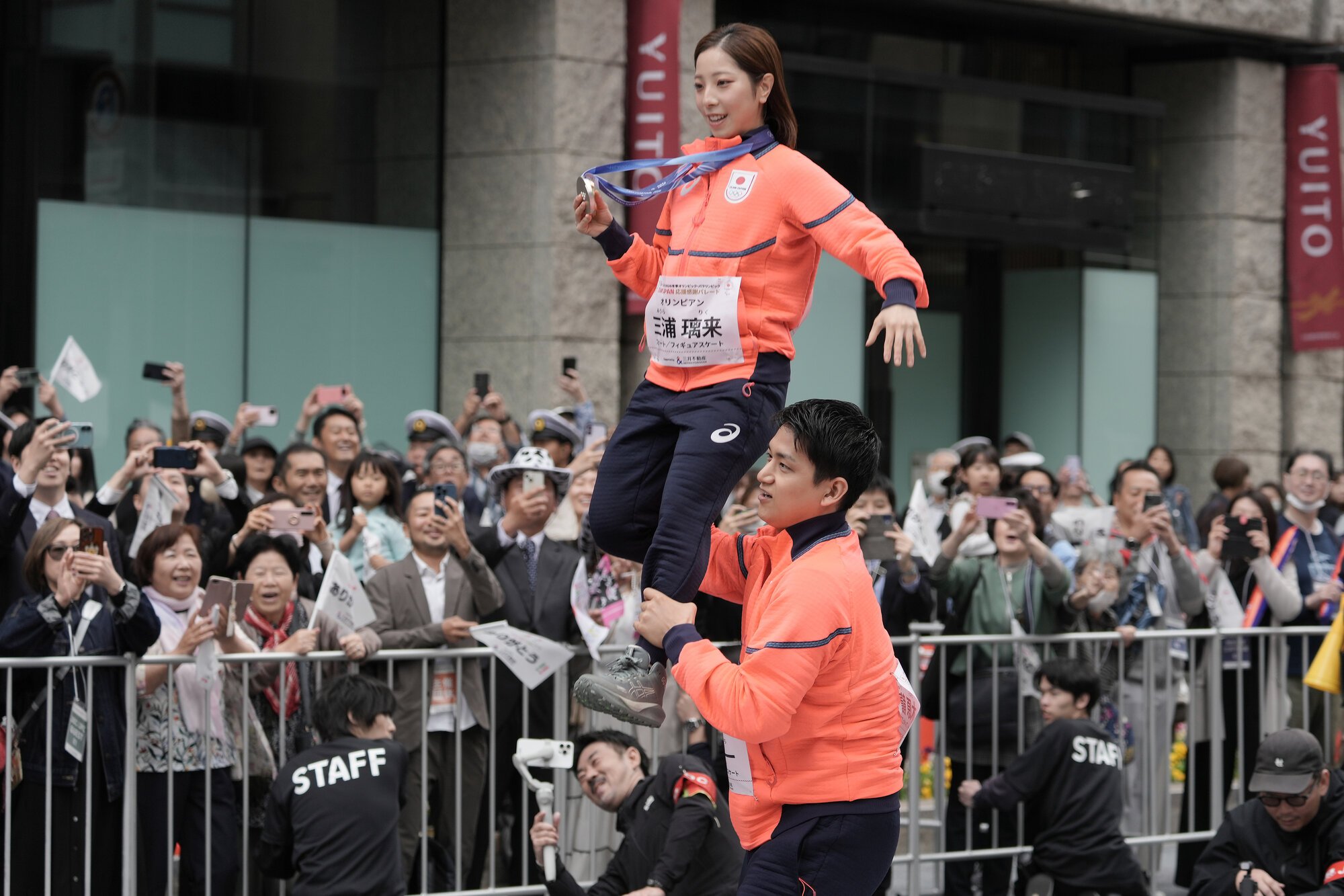 観客の前でリフトを披露する三浦璃来と木原龍一=2026年4月25日、東京･日本橋、竹花徹朗撮影