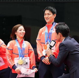 ｢ミラノ･コルティナ2026冬季オリンピック･パラリンピック応援感謝パレード｣　インタビューに答える三浦璃来(左)と木原龍一　(撮影･小島史椰)
