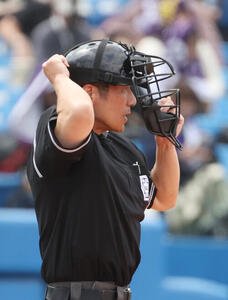 6大学野球　明大対慶大　6大学野球でヘルメット着用した溝内健介球審(撮影･柴田隆二).