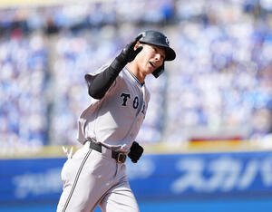 DeNA対巨人　2回表巨人無死、ソロ本塁打を放ち走塁する平山功太(撮影･増田悦実)