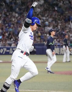 中日対ヤクルト　2回裏中日1死満塁、満塁本塁打を放ちガッツポーズをする板山祐太郎(撮影･森本幸一)