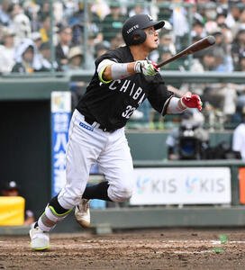 ソフトバンク対ロッテ　4回表ロッテ2死、佐藤都志也は右越え本塁打を放つ(撮影･岩下翔太)