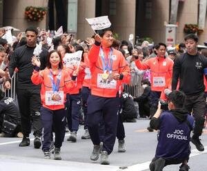 ミラノ･コルティナ冬季五輪パラリンピックのTEAM　JAPAN応援感謝パレードに臨む三浦璃来(左)と木原龍一(撮影･小沢裕)