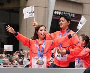 ミラノ･コルティナ冬季五輪パラリンピックのTEAM　JAPAN応援感謝パレードに臨む三浦璃来(左)と木原龍一(撮影･小沢裕)