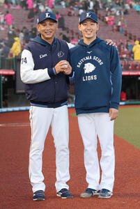 楽天対西武　西武4番手で登板しプロ初勝利を挙げた篠原響(右)はウイニングボールを手に西口文也監督と笑顔(撮影･水谷安孝)..