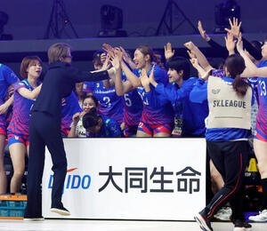 SAGA久光対大阪M　ハイタッチをして選手と喜びを分かち合うSAGA久光中田久美ヘッドコーチ(左から2人目)(撮影･山本朝陽)