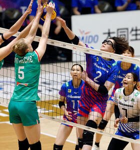 SAGA久光対大阪M　第1セット、スパイクを放つSAGA久光荒木彩花(右)(撮影･山本朝陽)