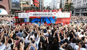 銀座4丁目交差点を埋め尽くした観衆の中をパレードするロンドン五輪メタリストたち(撮影･中島郁夫)
